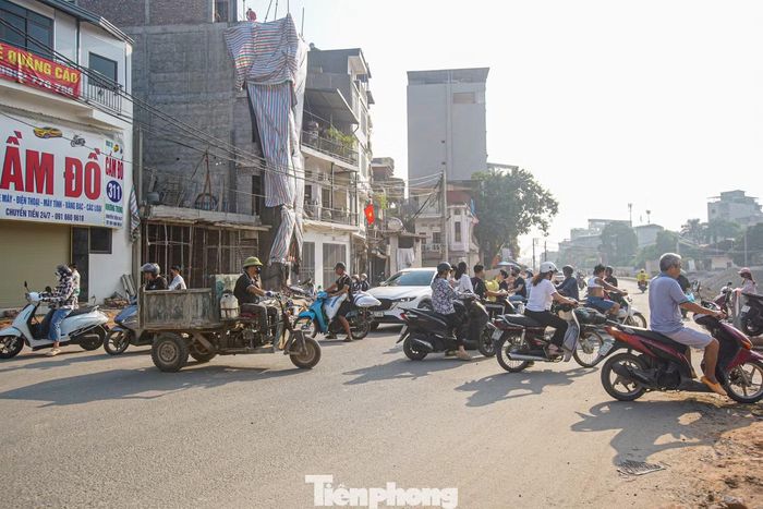 Giao thông lộn xộn tại các nút giao với đường Vành đai 2,5 đang thi công.