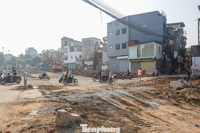 Tuyến đường từ Nguyễn Trãi đến Đầm Hồng đã được trải nhựa và cho lưu thông, trong khi phần còn lại vẫn là công trường với đất đá, máy móc và nhiều hạng mục chưa hoàn thiện.