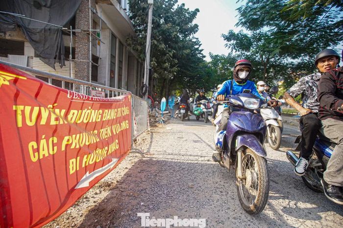 Sau khi thông xe kỹ thuật, nhiều phương tiện đã lưu thông qua các đoạn Vành đai 2,5. Tuy nhiên một số vị trí vẫn chưa hoàn thiện khiến việc đi lại của người dân tiềm ẩn nguy cơ mất an toàn.