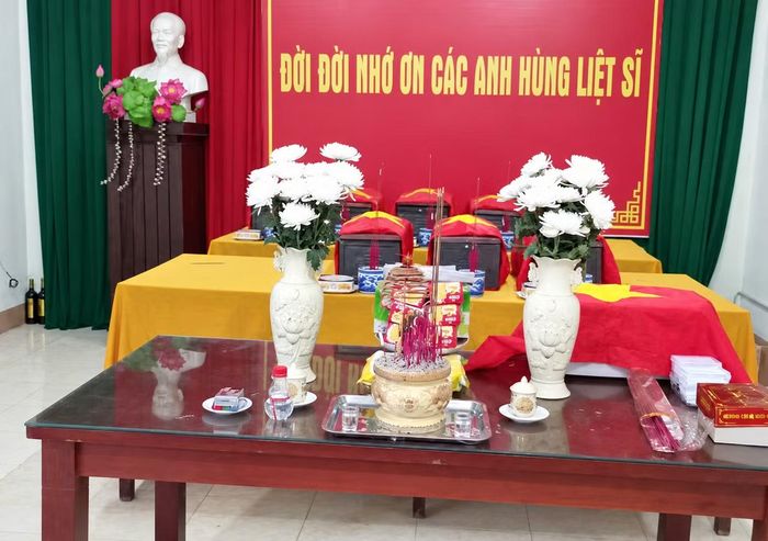Hài cốt liệt sĩ được đưa về quàn ở đội tìm kiếm và tiến hành lấy mẫu ADN.