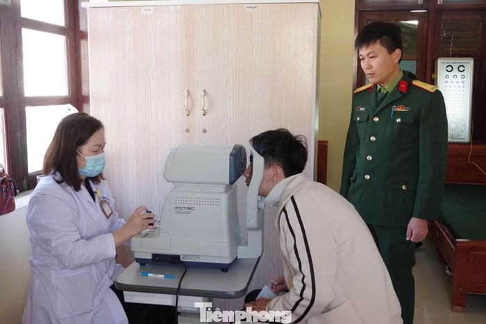 Kiểm tra thị lực công dân khám tuyển nghĩa vụ quân sự ở tỉnh Lạng Sơn.