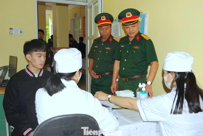 Lãnh đạo Bộ Chỉ huy Quân sự CHQS tỉnh Lạng Sơn kiểm tra công tác khám tuyển đối với công dân trong độ tuổi nhập ngũ.