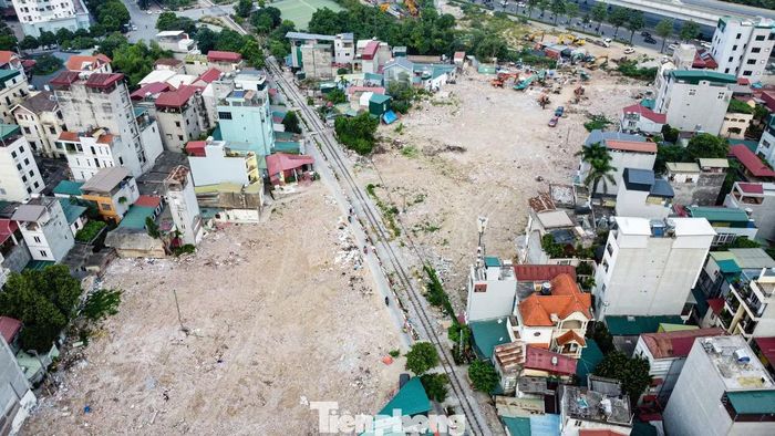 Giữa tháng 7/2026, mặt bằng phục vụ dự án đoạn qua phường Đông Ngạc được bàn giao sau nhiều năm vướng mắc. Nhiều công trình, nhà ở trong phạm vi tuyến đường đã được tháo dỡ, để lại khoảng đất trống dọc khu dân cư.
