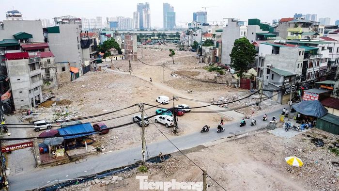 Khoảng đất đã giải phóng mặt bằng chạy giữa hai dãy nhà dân, song vẫn chưa được triển khai thành mặt đường.