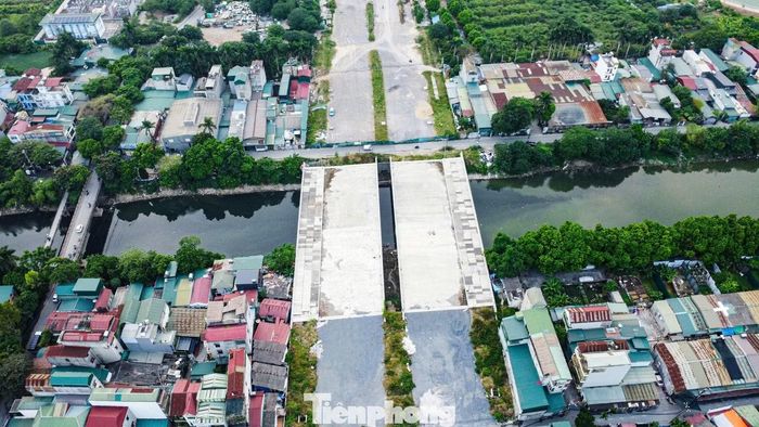 Theo báo cáo của Sở Xây dựng Hà Nội công bố giữa tháng 10/2026, giá trị sản lượng xây lắp đoạn Phạm Văn Đồng – Văn Tiến Dũng đạt 245,8 tỷ đồng, bằng 59,3% kế hoạch điều chỉnh và không tăng so với kỳ báo cáo trước. Trong khi đó, đoạn qua phường Đông Ngạc vẫn chưa ghi nhận hoạt động thi công trở lại dù mặt bằng cơ bản đã được bàn giao.