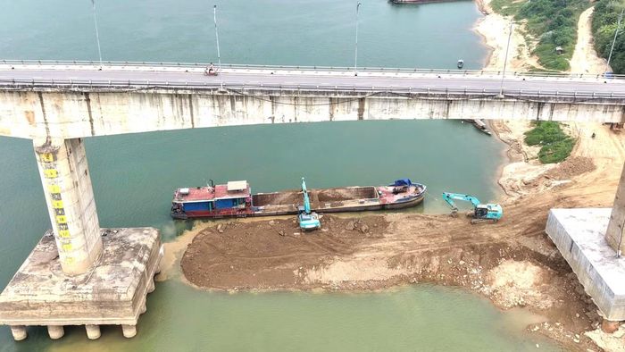 Tại trụ T5 vẫn ở khâu chuẩn bị mặt bằng lắp đặt thiết bị thi công.