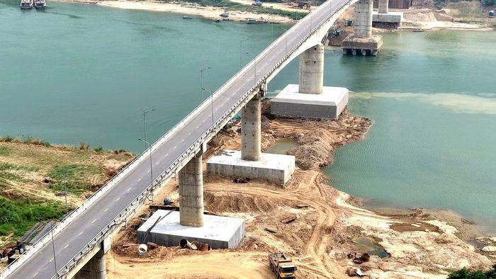 Cụ thể, tại các trụ T2, T3, T4 và T6, nhà thầu đã hoàn thành việc sửa chữa, mở rộng bệ trụ. Đây là những vị trí đã được triển khai thi công trước đó. Tại trụ T7, nhà thầu đã hoàn thành khoan và đổ bê tông 6/6 cọc khoan nhồi, hiện tiếp tục gia công, lắp đặt cốt thép và ván khuôn bệ trụ. Trụ T8 đã hoàn thành khoan, đổ bê tông 4/4 cọc khoan nhồi và đổ bê tông mở rộng bệ trụ. Trong khi đó, tại trụ T1, toàn bộ 4/4 cọc khoan nhồi cũng đã được khoan, đổ bê tông xong. Nhà thầu đang tiếp tục gia công, lắp đặt cốt thép, ván khuôn bệ trụ.