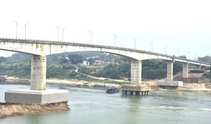 Đáng chú ý, trụ T5 vẫn chưa triển khai thi công cọc khoan nhồi. Theo báo cáo, nhà thầu hiện mới tiếp tục thực hiện công tác mặt bằng để lắp đặt hệ thống dây chuyền máy khoan cọc nhồi.