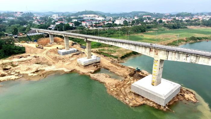 Đáng chú ý, trước đó, UBND tỉnh, Sở Xây dựng nhiều lần có văn bản đề nghị đơn vị thi công điều chỉnh kế hoạch, tập trung mọi giải pháp, huy động tối đa vật tư, nhân lực, máy móc, thiết bị và các điều kiện cần thiết. Sở Xây dựng cũng yêu cầu nhà thầu điều chỉnh biện pháp thi công cho phù hợp thực tế, trong đó mỗi trụ còn lại phải bố trí ít nhất một hệ thống thi công cọc khoan nhồi; tập trung cao độ vào các trụ T4, T5 và những trụ còn lại. Tuy nhiên, theo báo cáo mới nhất, đến ngày 26/10, đơn vị thi công vẫn chưa xây dựng lại tiến độ bảo đảm theo chỉ đạo của UBND tỉnh Phú Thọ.
