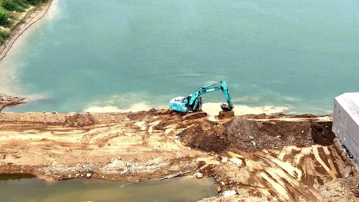 Để triển khai sửa chữa cầu Sông Lô, đơn vị thi công đã huy động tổng cộng 48 nhân lực. Máy móc, thiết bị tại công trường gồm 4 máy xúc, 6 ô tô tự đổ, 2 máy ủi, 2 lu rung, 1 cẩu tự hành, 2 cần cẩu 25 tấn và 2 giàn khoan cọc nhồi. Dù đã huy động nhân lực, máy móc, thiết bị, Sở Xây dựng vẫn đánh giá tiến độ thi công công trình chậm so với chỉ đạo của UBND tỉnh Phú Thọ.