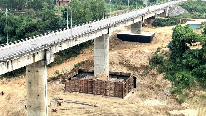Như vậy, tại thời điểm ngày 26/10, trong 8 trụ cầu cần gia cường, 4 trụ T2, T3, T4 và T6 đã hoàn thành sửa chữa, mở rộng bệ trụ; các trụ T1, T7, T8 đã hoàn thành thi công cọc khoan nhồi nhưng vẫn còn những phần việc tiếp theo.