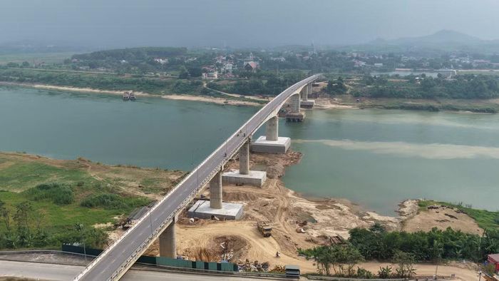 Theo báo cáo của Sở Xây dựng Phú Thọ về tình hình triển khai sửa chữa, khắc phục hư hỏng cầu Sông Lô (xã Đoan Hùng) đến cuối tháng 10, công trình đã có thêm những chuyển biến tại một số vị trí. Tuy nhiên, nhiều hạng mục vẫn đang thi công, chưa hoàn thành.