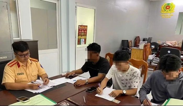 3 người liên quan tới vụ việc được mời lên làm việc tại cơ quan công an. Ảnh: Cục CSGT