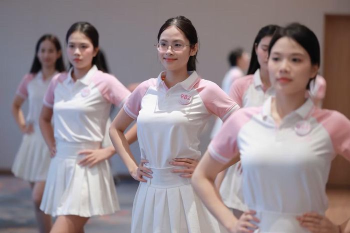 Nguyễn Hồng Hạ Nghi cho biết cô bước vào phòng tập với tinh thần tràn đầy năng lượng. Sự nghiêm khắc của biên đạo Khoa Nguyễn khiến cô tập trung cao độ. Hạ Nghi muốn dành hết sức cho việc tập luyện, cùng thí sinh chuẩn bị những màn trình diễn mãn nhãn trong đêm chung kết.