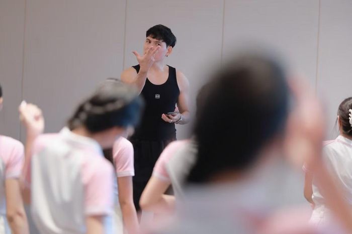 Đồng hành với thí sinh là biên đạo Khoa Nguyễn, người đã hướng dẫn các cô gái trước đêm chung khảo. Gặp lại thầy, nhiều thí sinh hào hứng chờ những động tác mới, đồng thời chuẩn bị tinh thần cho lịch tập cường độ cao khi ngày thi đến gần.