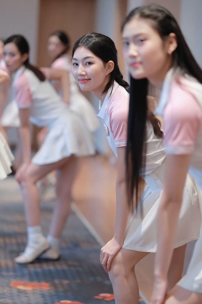 Với Trịnh Ngọc Huyền, thử thách nằm ở những động tác khó, có nhiều vòng quay và đòi hỏi kỹ thuật. Cô nhận xét biên đạo Khoa Nguyễn gần gũi, dễ thương, song các bài tập đặt ra yêu cầu để thí sinh nỗ lực trong tuần cao điểm chuẩn bị cho chung kết.