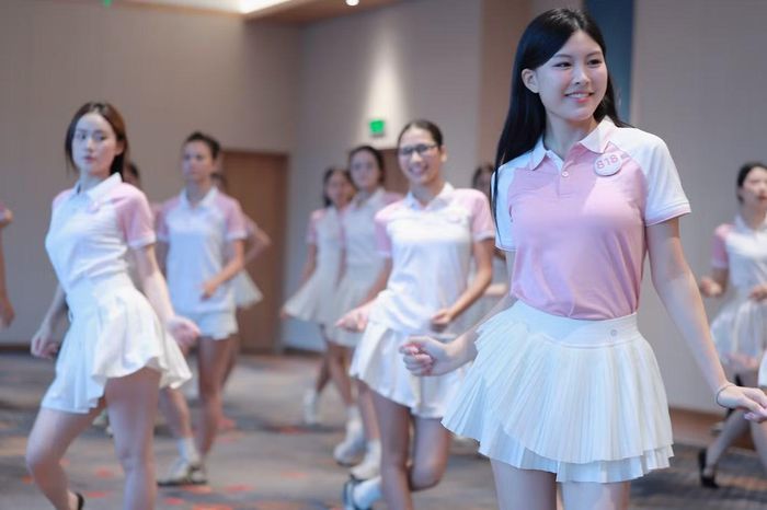 Trần Xuân Khánh Linh có lợi thế từng học múa từ nhỏ. Theo cô, những động tác trong buổi tập đầu tiên không quá khó, giúp cô nhập cuộc với tâm trạng hào hứng. Khánh Linh mong chờ được góp mặt trong những tiết mục bùng nổ, mãn nhãn trên sân khấu chung kết.