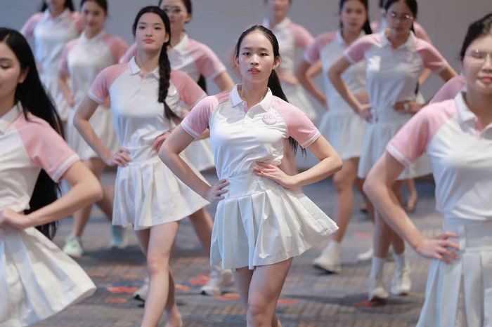 Bùi Minh Phương cho biết cô có chút căng thẳng khi trở lại guồng tập luyện sau khoảng 20 ngày tham gia các hoạt động khác của cuộc thi. Từng làm việc với biên đạo Khoa Nguyễn giúp cô hiểu hơn cách hướng dẫn và yêu cầu của thầy. Tuy nhiên, cường độ tập luyện cho chung kết vẫn khiến nữ sinh cảm nhận rõ áp lực.