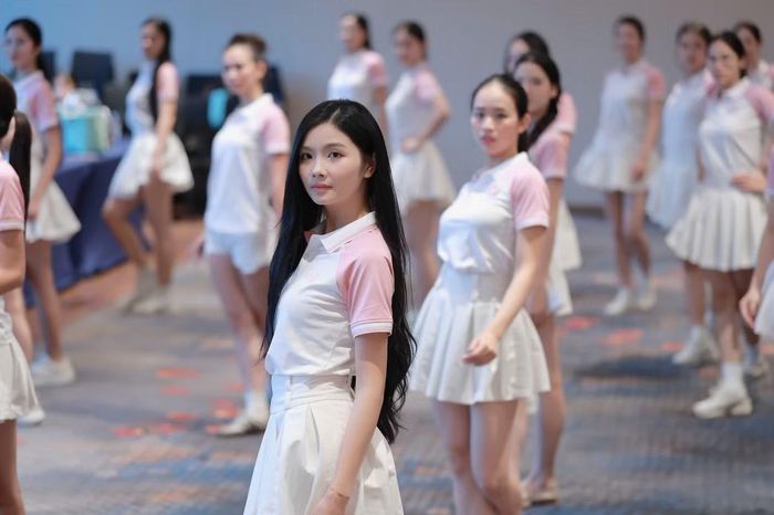 Sau chuỗi ngày ghi hình truyền hình thực tế và tham gia các phần thi đại sứ, 25 thí sinh Hoa hậu Việt Nam 2026 trở lại phòng tập vào sáng 31/10. Đây là buổi tập vũ đạo của các cô gái trong giai đoạn chuẩn bị cho đêm chung kết tại Đồi Rồng, Hải Phòng.