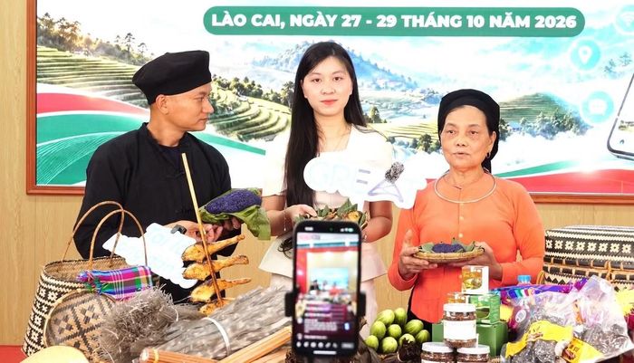 Học viên trực tiếp thực hiện kỹ năng Livestream bán các sản phẩm đặc sản địa phương.