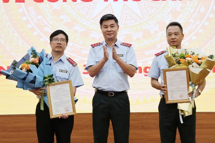 Ông Trịnh Văn Cường, Phó Chánh Thanh tra TP Hải Phòng giữ chức Chánh Văn phòng Thanh tra Chính phủ và ông Trịnh Minh Tâm, Phó Cục trưởng Cục IX giữ chức Phó Vụ trưởng Vụ Hợp tác Quốc tế. Ảnh: TTCP.