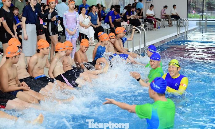 Người tham gia được hướng dẫn các nội dung như: nhận diện nguy cơ, phòng, chống đuối nước; kỹ năng báo động, gọi trợ giúp và ứng phó an toàn khi gặp tình huống nguy hiểm dưới nước; kỹ năng bơi, nổi và tự bảo vệ khi đang mặc quần áo; sử dụng áo phao, vật nổi và cách tạo vật nổi từ những vật dụng thông thường; kỹ thuật hỗ trợ người gặp nạn từ vị trí an toàn.