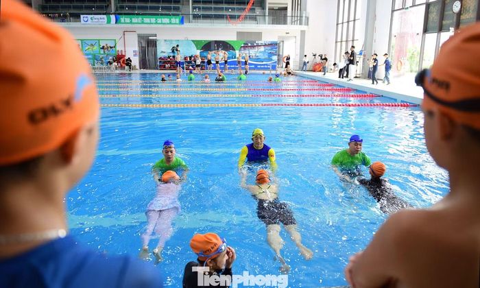 Sau phần lý thuyết, các bạn nhỏ cùng thầy cô giáo đã trực tiếp xuống bể bơi thực hành các kỹ thuật bơi nổi sinh tồn, bơi với áo phao và phối hợp nhóm dưới sự giám sát nghiêm ngặt của đội ngũ cứu hộ, y tế.