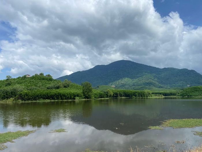 Núi Hòn Dữ có địa hình hiểm trở.