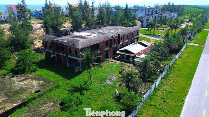 Các công trình bên trong khu nghỉ dưỡng đã xuống cấp, rêu mốc sau nhiều năm triển khai dang dở.