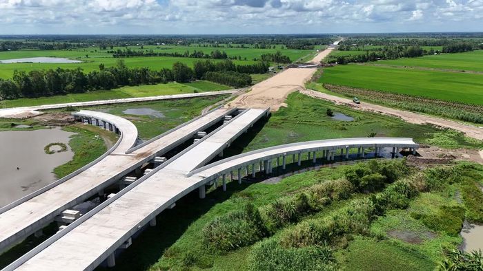  Tiến độ Dự án cao tốc Châu Đốc - Cần Thơ - Sóc Trăng qua Cần Thơ đến nay mới đạt khoảng 62% khối lượng. 