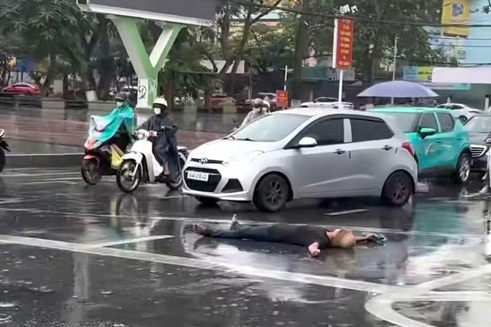 Hình ảnh người đàn ông nằm trên đường Hòa Bình, trước Công viên Lưu Hữu Phước, TP. Cần Thơ. (Ảnh cắt từ clip).