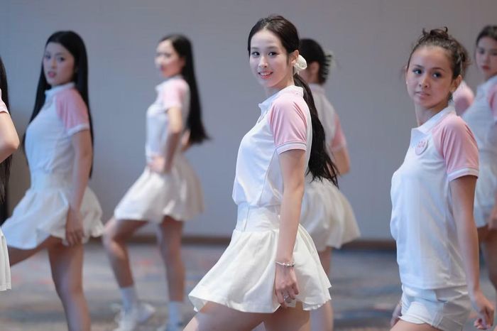  Các thí sinh đang trong giai đoạn tập luyện nước rút cho đêm chung kết. Ảnh: Hồng Vĩnh. 