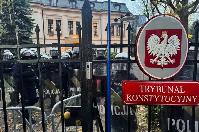 Cảnh sát canh giữ ở lối vào Tòa án Hiến pháp Ba Lan tại Warsaw ngày 31/10. (Ảnh: AP)
