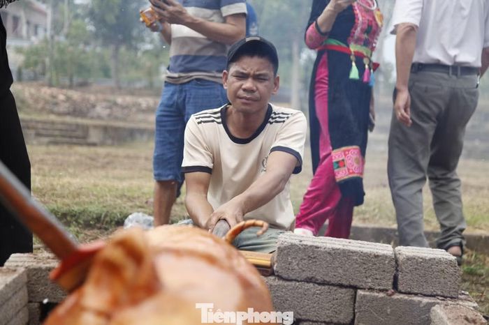 Các đội tham gia hội thi đều mang đến những người giàu kinh nghiệm để trình diễn kĩ thuật quay lợn.