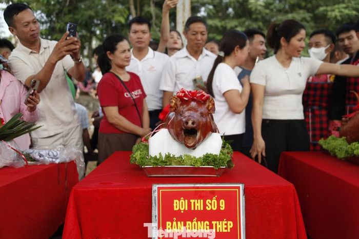 Đông đảo người dân đến xem hội thi quay lợn.