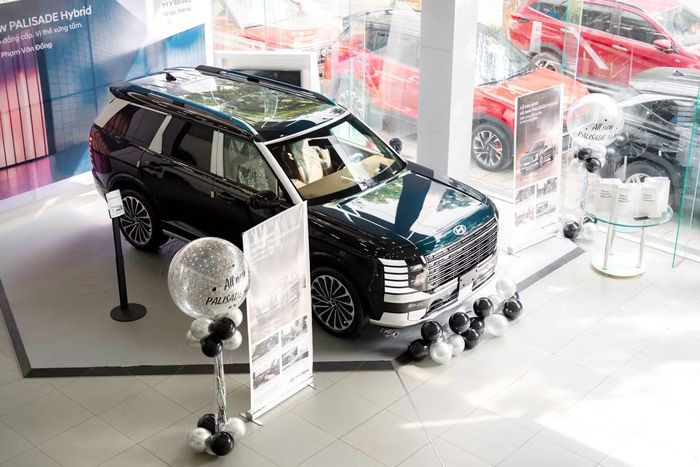  Song song với hoạt động bàn giao﻿, mẫu Palisade Hybrid cũng sẽ được trưng bày tại đại lý để người tiêu dùng tới trải nghiệm. 
