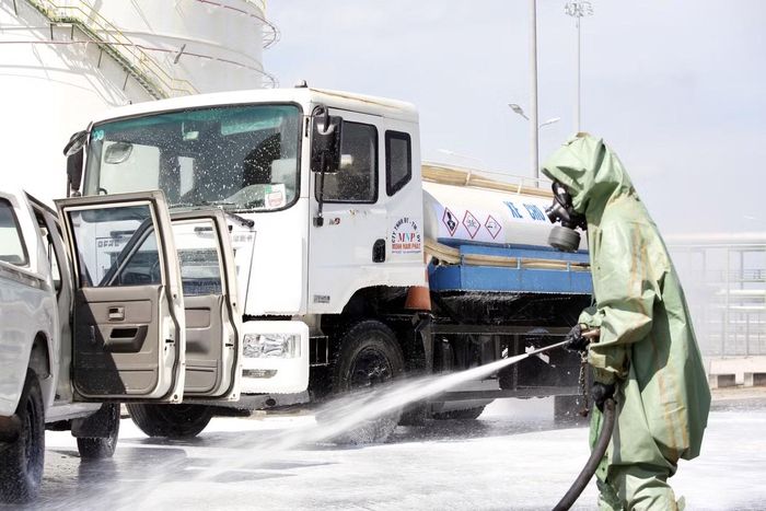 Lực lượng chức năng tiếp cận xe bồn bị cháy.