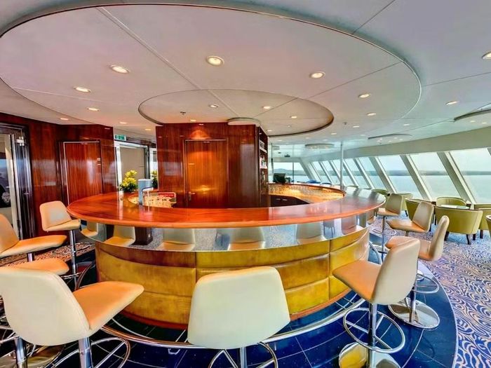 Trên boong số 8 của siêu du thuyền, quán cà phê The Observatory nổi tiếng là địa điểm ngắm hoàng hôn đẳng cấp. Ảnh: Villa Vie Residences.
