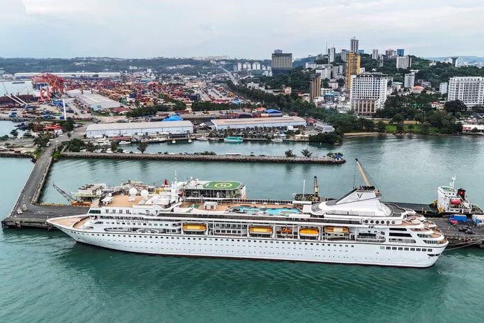 Theo kế hoạch, sau khi rời Thái Lan và Campuchia, tàu Odyssey sẽ đến Việt Nam trước khi tiếp tục hành trình tới các điểm đến xa hơn như Casablanca, vùng Caribe, Greenland, Madagascar và Melbourne. Tuy nhiên, hiện tại, siêu du thuyền MV Odyssey vẫn đang neo đậu tại Campuchia và chưa có ngày khởi hành chính thức. Ảnh: Villa Vie Residences.