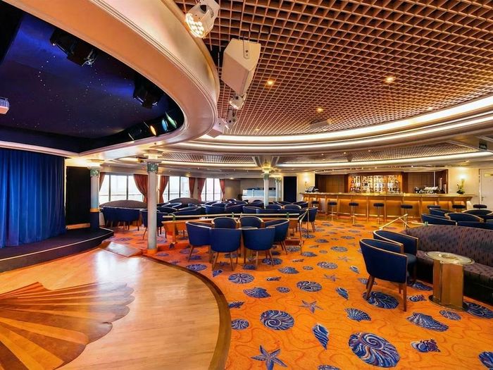 Du thuyền còn có khu vực giải trí, cung cấp các hoạt động như nhạc sống , khiêu vũ và karaoke mang tên quán rượu The Morning Light Pub. Ảnh: Villa Vie Residences.
