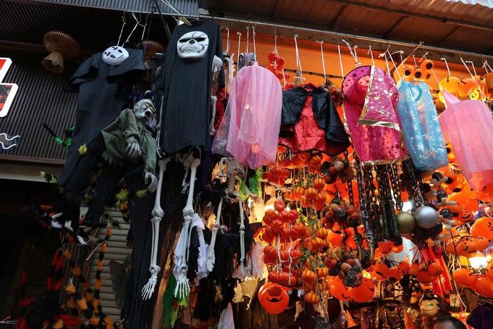 Phố Hàng Mã (Hà Nội) được trang trí rực rỡ dịp Halloween nhưng sức mua kém.