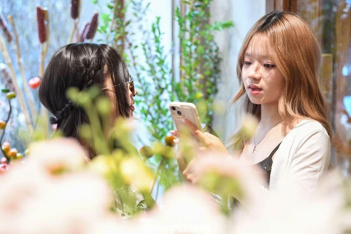 Sự kết hợp giữa hoa tươi, kiến trúc biệt thự cổ và các chủ đề trang trí theo mùa giúp không gian có diện mạo khác nhau qua từng dịp. Khách đến đây không chỉ chụp ảnh với những chi tiết đặc trưng của Halloween mà còn có thể tham quan, thưởng lãm các góc hoa được bài trí sẵn.