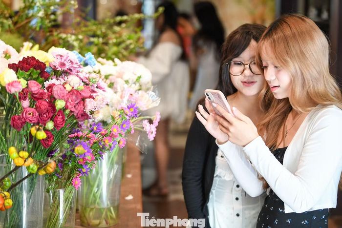 Bên cạnh các khu vực được thay đổi cách bài trí theo dịp lễ, không gian tại đây còn có hoa tươi được sắp đặt thường xuyên. Các loại hoa được bố trí trong nhiều khu vực của biệt thự, tạo thêm lựa chọn cho khách tham quan, đặc biệt là những người yêu thích chụp ảnh và ngắm hoa.
