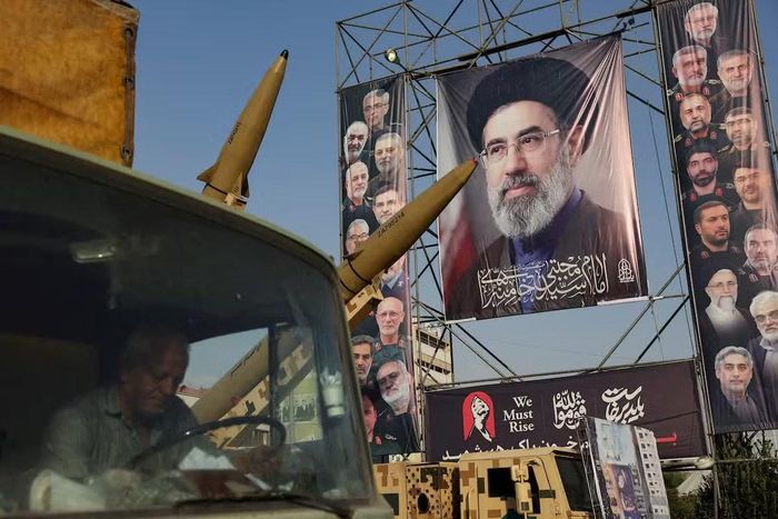 Các tên lửa của Iran được trưng bày bên cạnh một biểu ngữ có hình Lãnh tụ Tối cao Iran Mojtaba Khamenei trên một con phố ở Tehran. (Ảnh: Reuters)