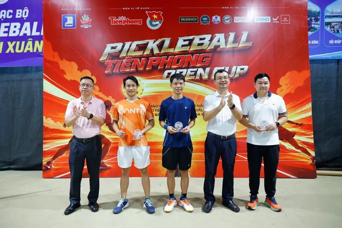  Nhà báo Nguyễn Ngọc Tiến - Phó Tổng Biên tập báo Tiền Phong và nhà báo Lê Minh Tuấn - Chủ tịch Công đoàn, Trưởng ban Kinh tế báo Tiền Phong tri ân các nhà tài trợ cho giải đấu. Ảnh: Duy Phạm - Tùng Đoàn. 