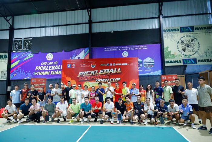  Nhà báo Nguyễn Ngọc Tiến - Phó Tổng biên tập báo Tiền Phong phát biểu khai mạc giải đấu và chụp ảnh lưu niệm cùng các vận động viên tham dự giải. Ảnh: Duy Phạm - Tùng Đoàn. 