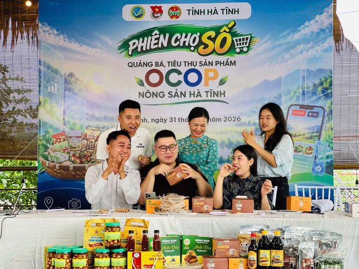 Đại diện Ban Tổ chức trao quà lưu niệm cho các KOL, KOC tham gia chương trình “Phiên chợ số” tại Hà Tĩnh.