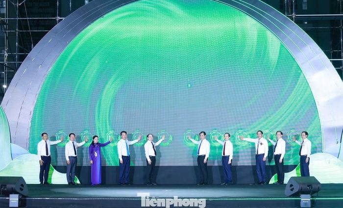 Nhà báo Phùng Công Sưởng - Tổng Biên tập Báo Tiền Phong (thứ 2 từ trái sang) - cùng các đại biểu thực hiện nghi thức khánh thành dự án
