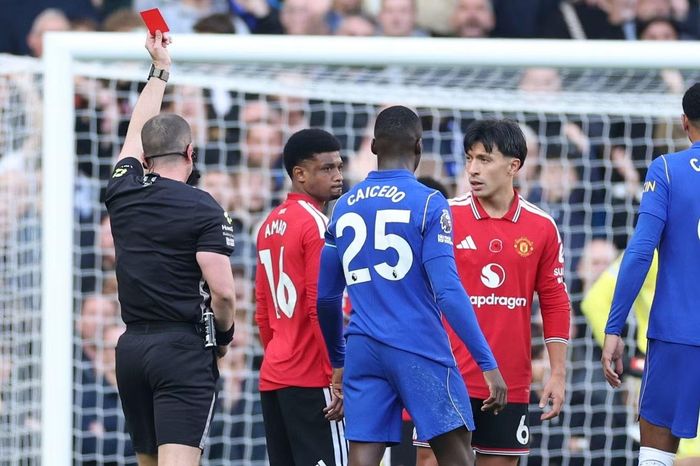  Theo Carrick, MU đã tự làm đổ vỡ mọi tính toán với tấm thẻ đỏ của Martinez. 