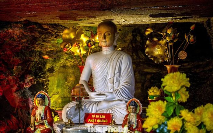 Càng đi sâu vào hang đá diện tích càng hẹp lại. Phía cuối hang còn lưu giữ bức tượng sư Bần bằng đá rất đẹp. Sư Bần hay Phật Quang được cho là người đã dạy đạo cho Chử Đồng Tử - một trong Tứ bất tử trong văn hóa người Việt.